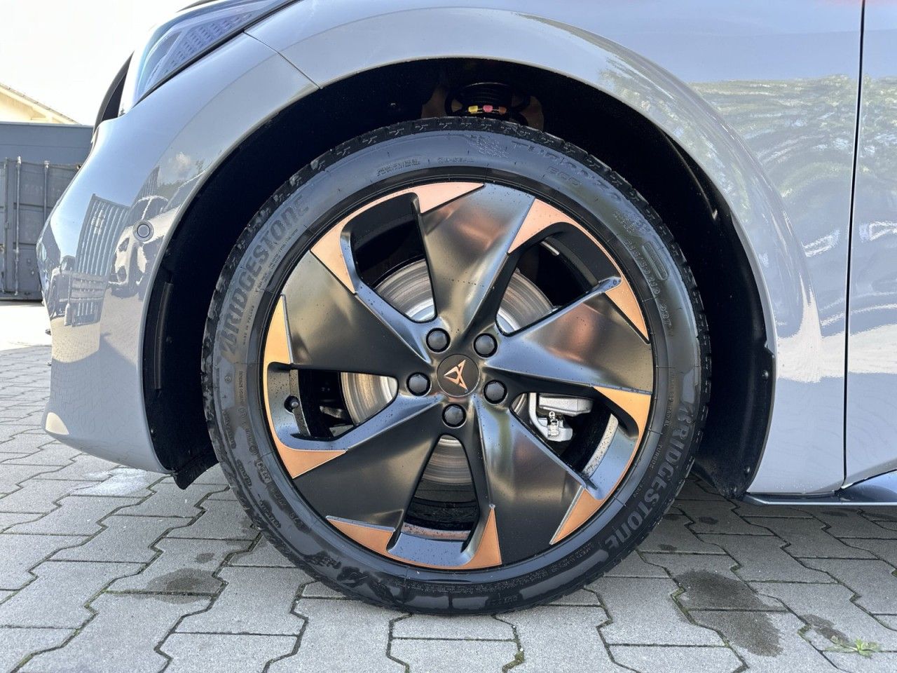 Fahrzeugabbildung CUPRA Born 170 kW Edition Dynamic - mit KI generiert/bearbeitet