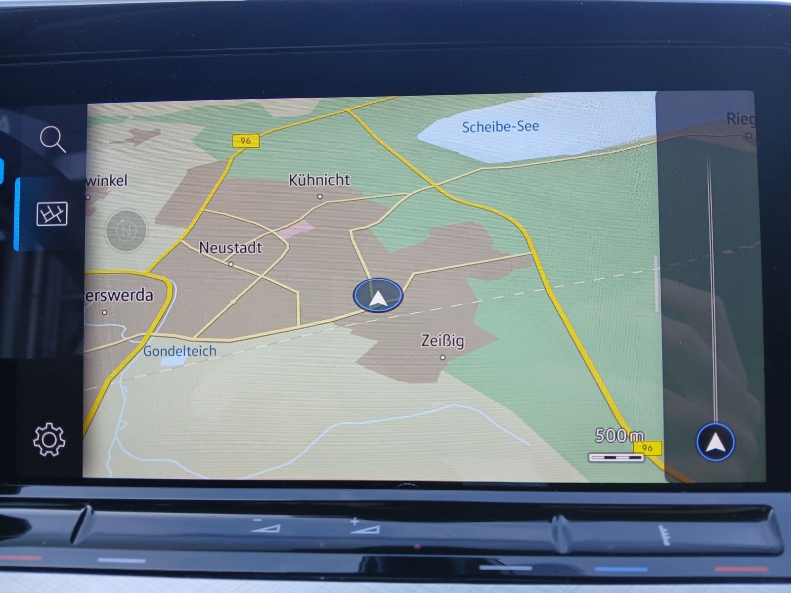 Fahrzeugabbildung Volkswagen Golf VIII eTSI Life DSG LED AHK Navi Pano AID AC