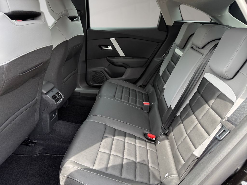 Fahrzeugabbildung Citroën C4 Hybrid 145 TEAM D * Ganzjahresreifen