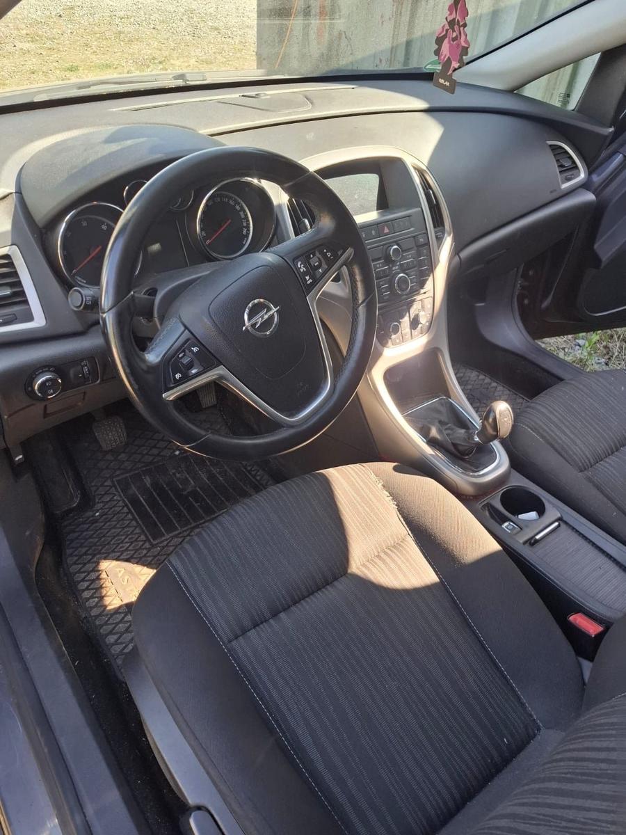 Opel Astra 2011 — engine 131 HP (96kW)