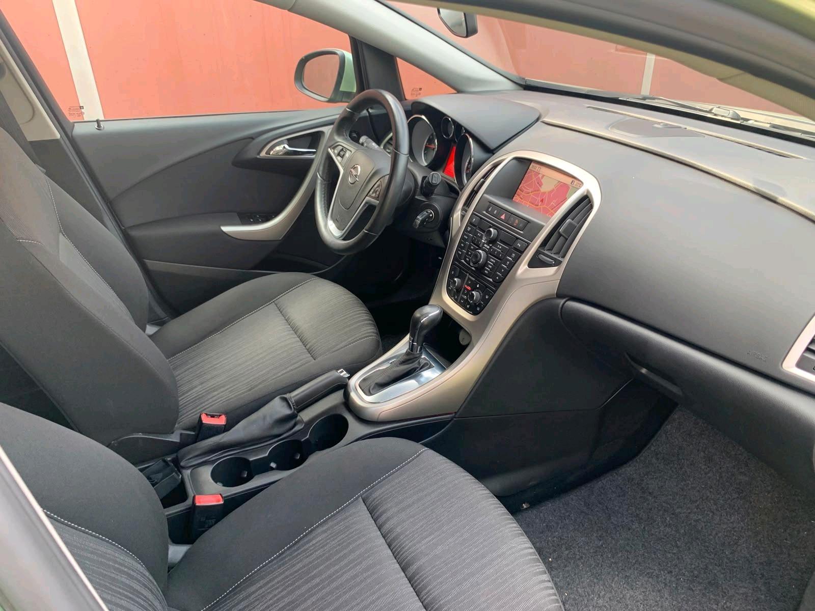 Opel Astra 2011 — photo 11