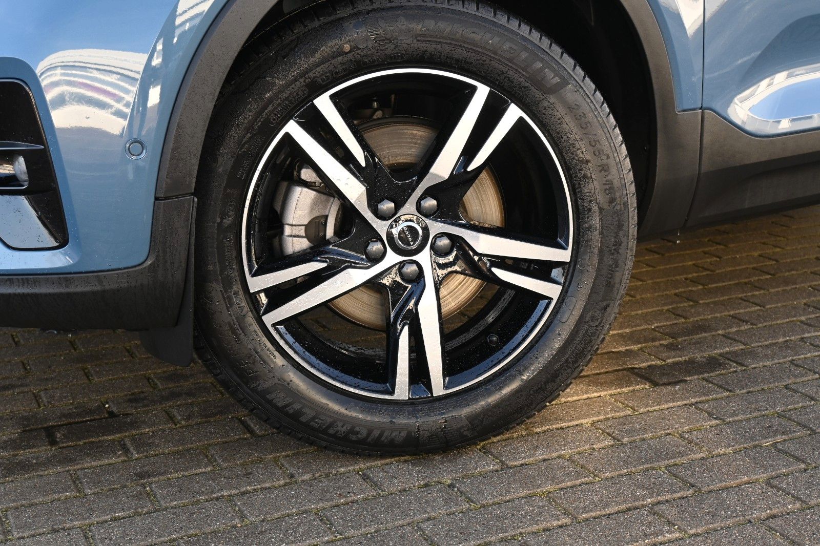 Fahrzeugabbildung Volvo XC40 B3 DKG Plus Dark*360°*PANO*ACC