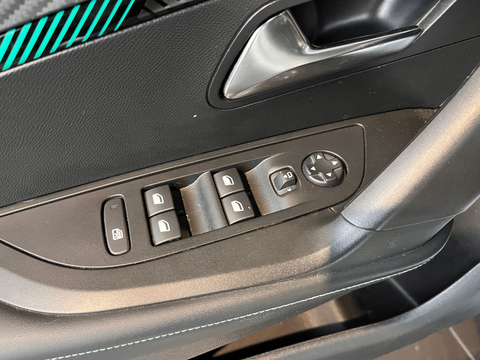 Fahrzeugabbildung Peugeot 2008 Allure LED NAV DAB SHZ PDC ALU