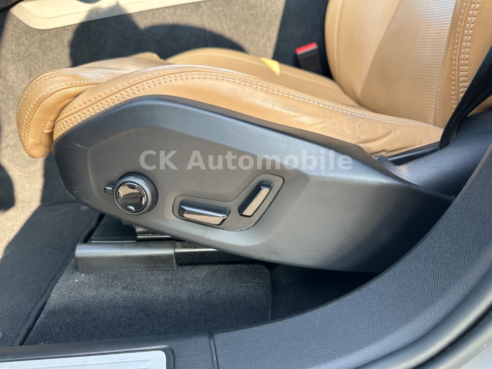Fahrzeugabbildung Volvo XC60 B5 UltimateBright AWD/Head-Up/Pano/360°/AHK