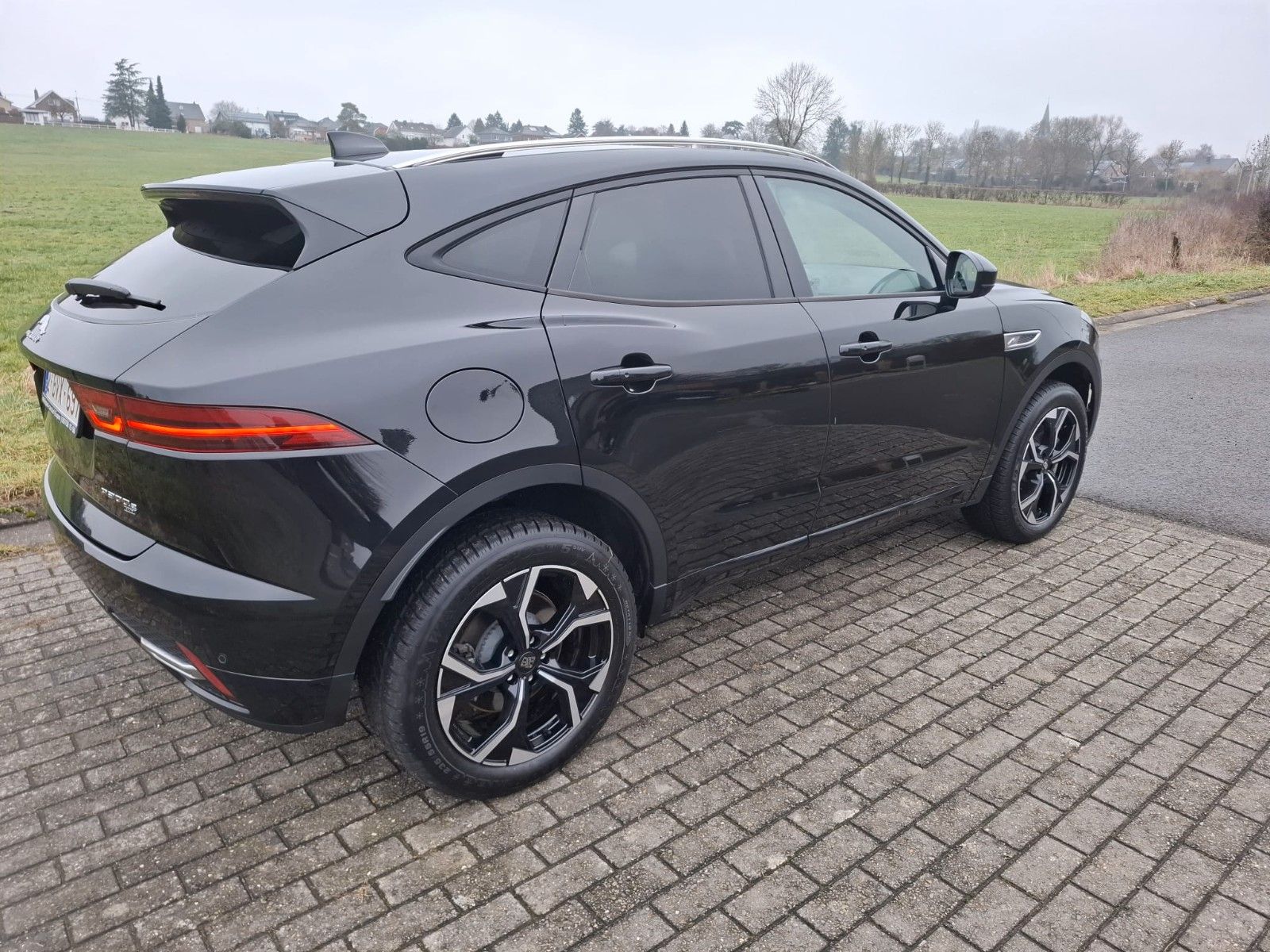 Jaguar E-Pace P300 R-DYNAMIC BLACK AWD Auto imagem 2