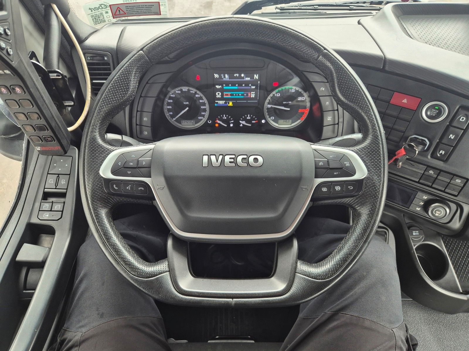 Fahrzeugabbildung Iveco X-Way AD360X48Z/P HR 8x4 HIAB ULT26S59