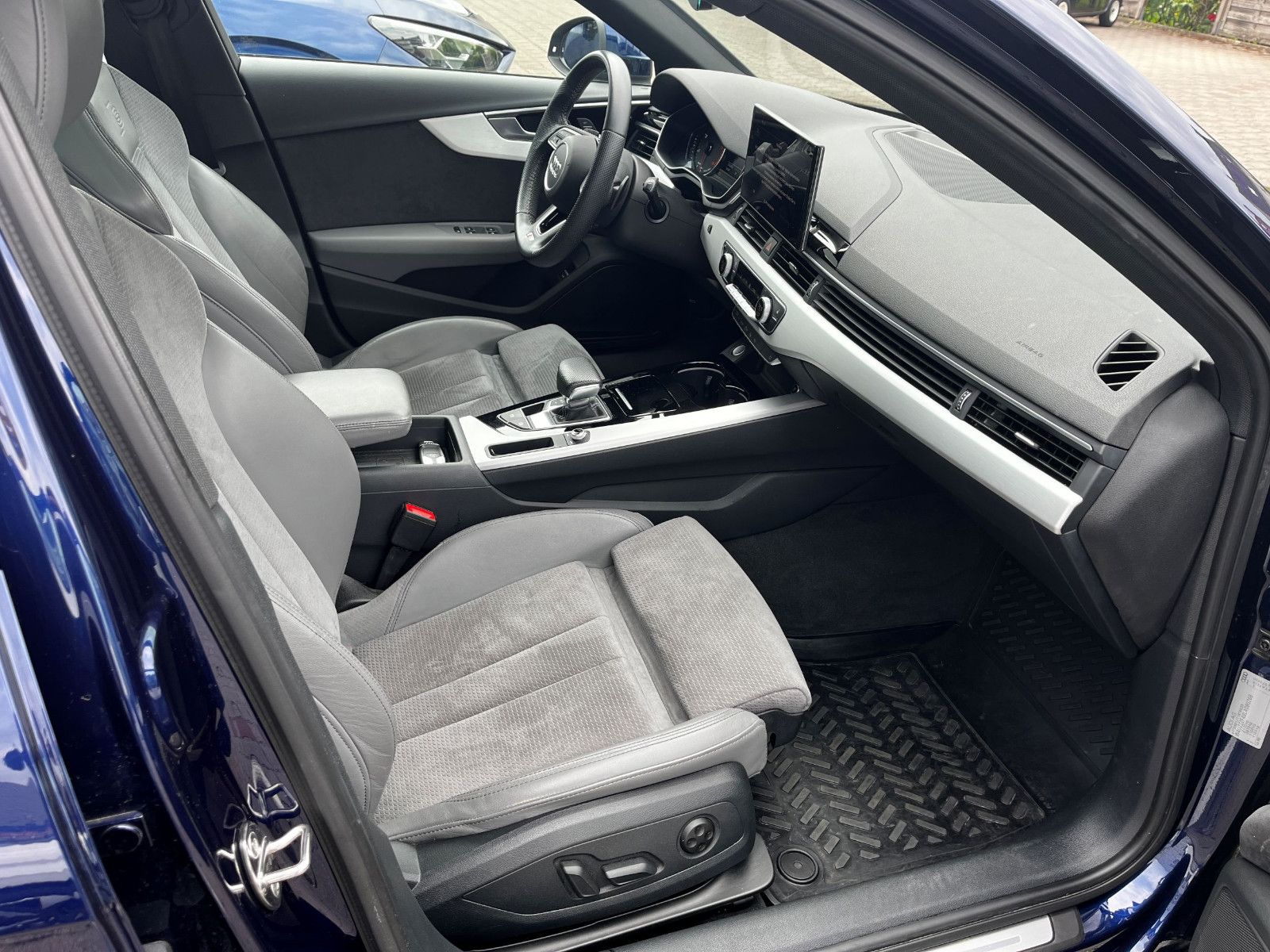 Fahrzeugabbildung Audi A4 Avant 40 TDI S line LED PANO NAVI SHZ KAM AHK