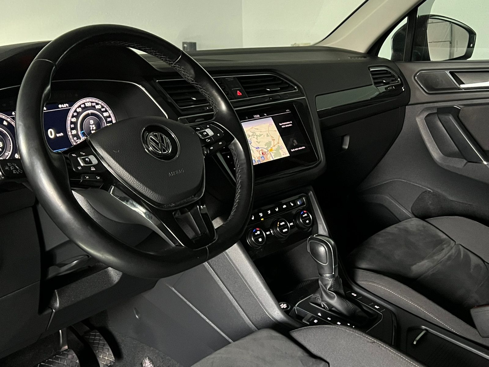 Fahrzeugabbildung Volkswagen Tiguan 2.0 TDI Highline/ACC/VRTL PIT/360/MASSAGE