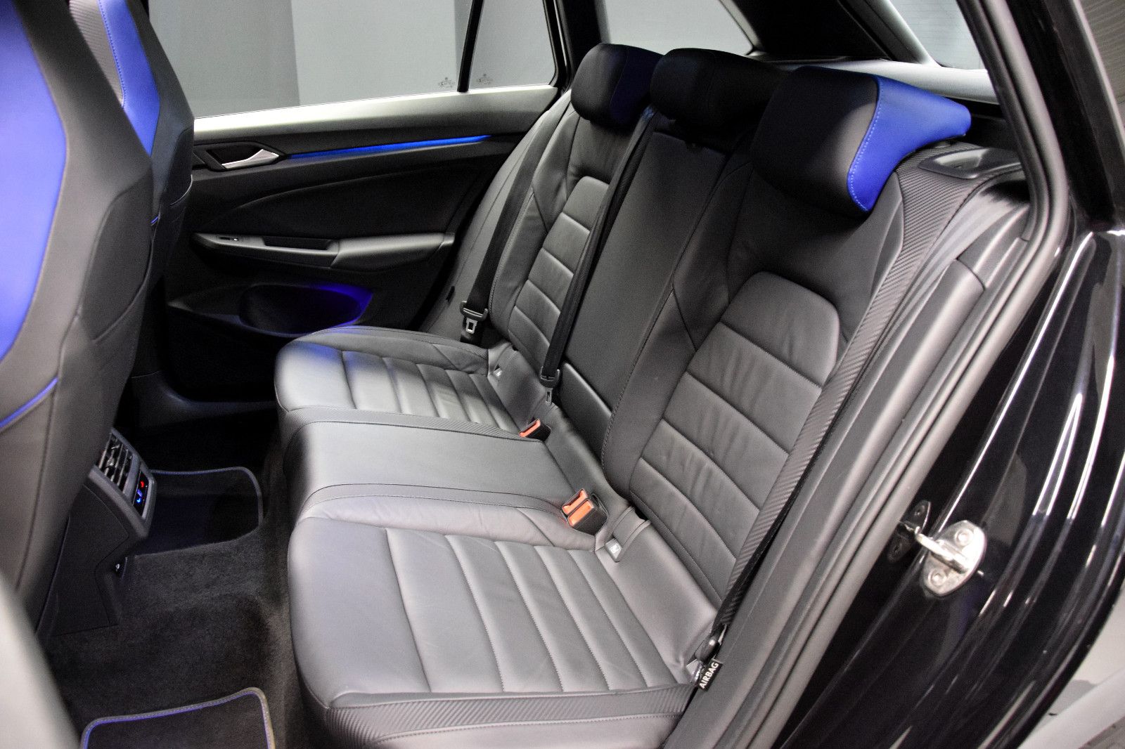 Fahrzeugabbildung Volkswagen Golf VIII Variant R 4Motion Pano ACC Sitzbel.