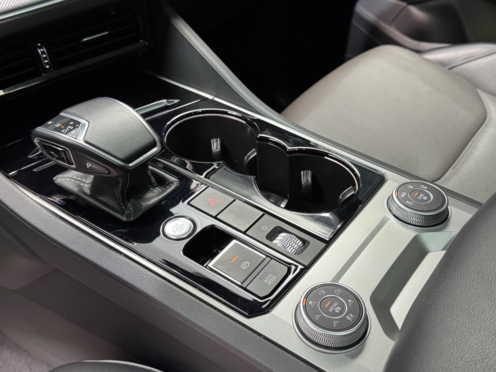 Fahrzeugabbildung Volkswagen Touareg 4.0 V8 TDI RLine|4Motion|MASSAGE|AHK|DYN