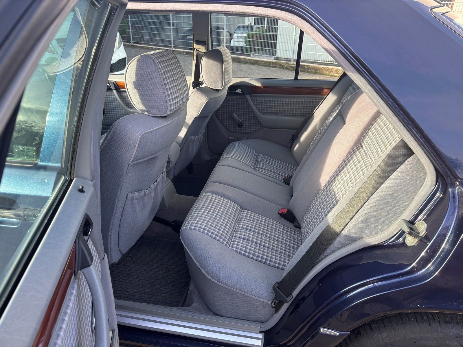 Fahrzeugabbildung Mercedes-Benz E 220 SCHIEBEDACH*KLIMA*SITZHEIZUNG*AUTOMATIK