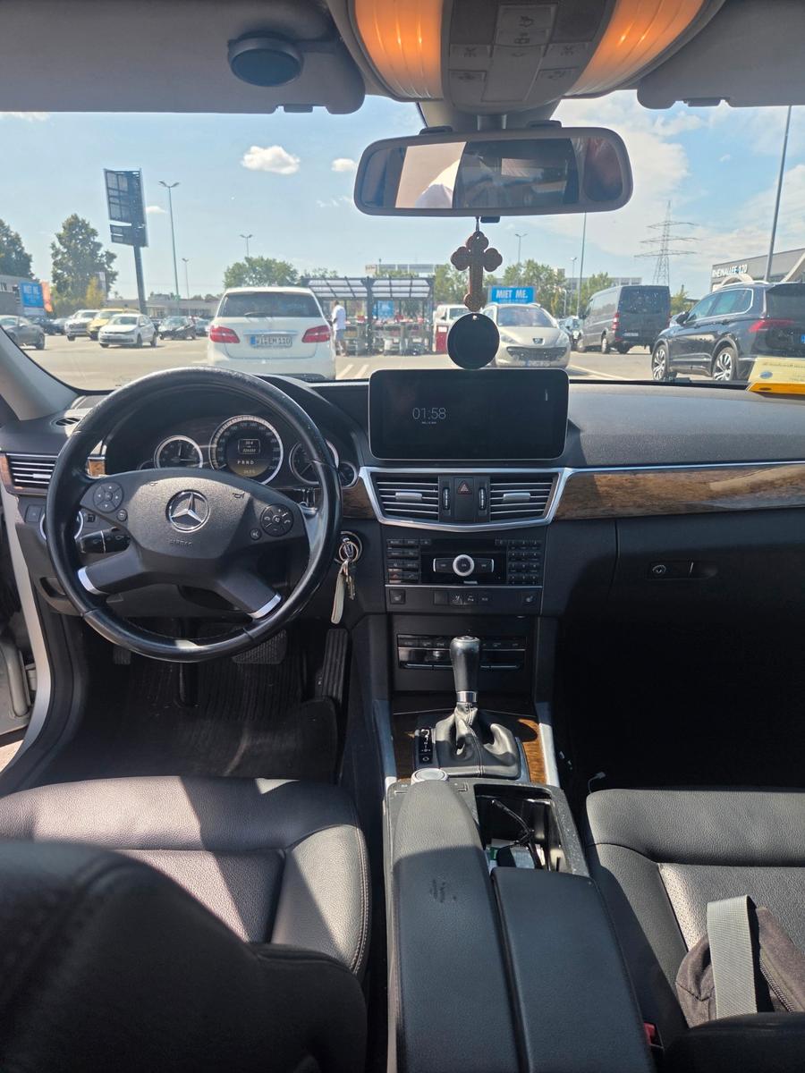 Mercedes-Benz E200 2011 — photo 9