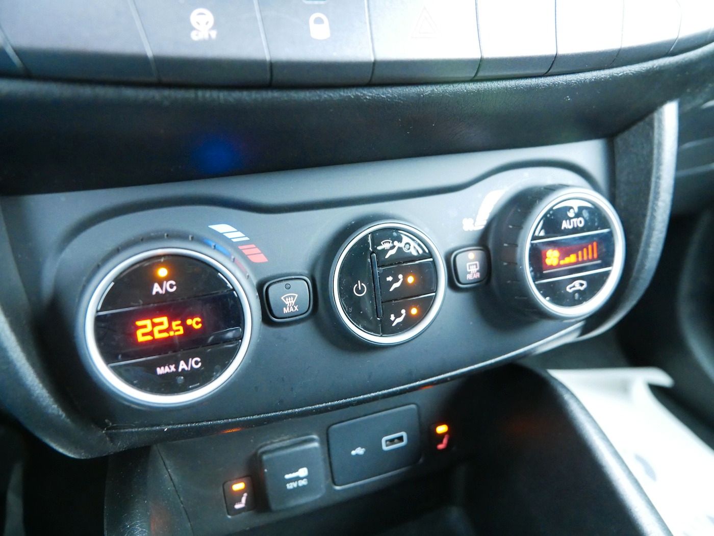 Fahrzeugabbildung Fiat Tipo Kombi 1.4 T-Jet S-Design Kamera NAVI SHZ AL