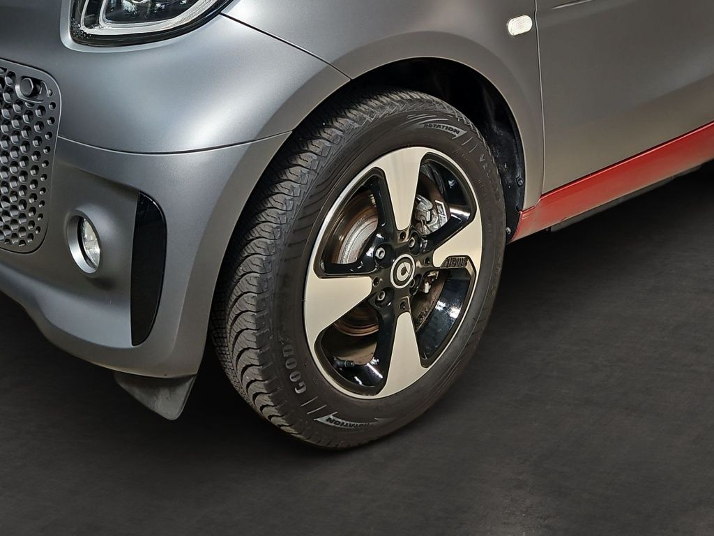 Fahrzeugabbildung Smart EQ ForTwo Pano Tempomat Navi LED SHZ SpurH KAM