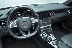MERCEDES-BENZ SLC 180 Roadster*AMG-Line*Panorama*Airscarf*18"