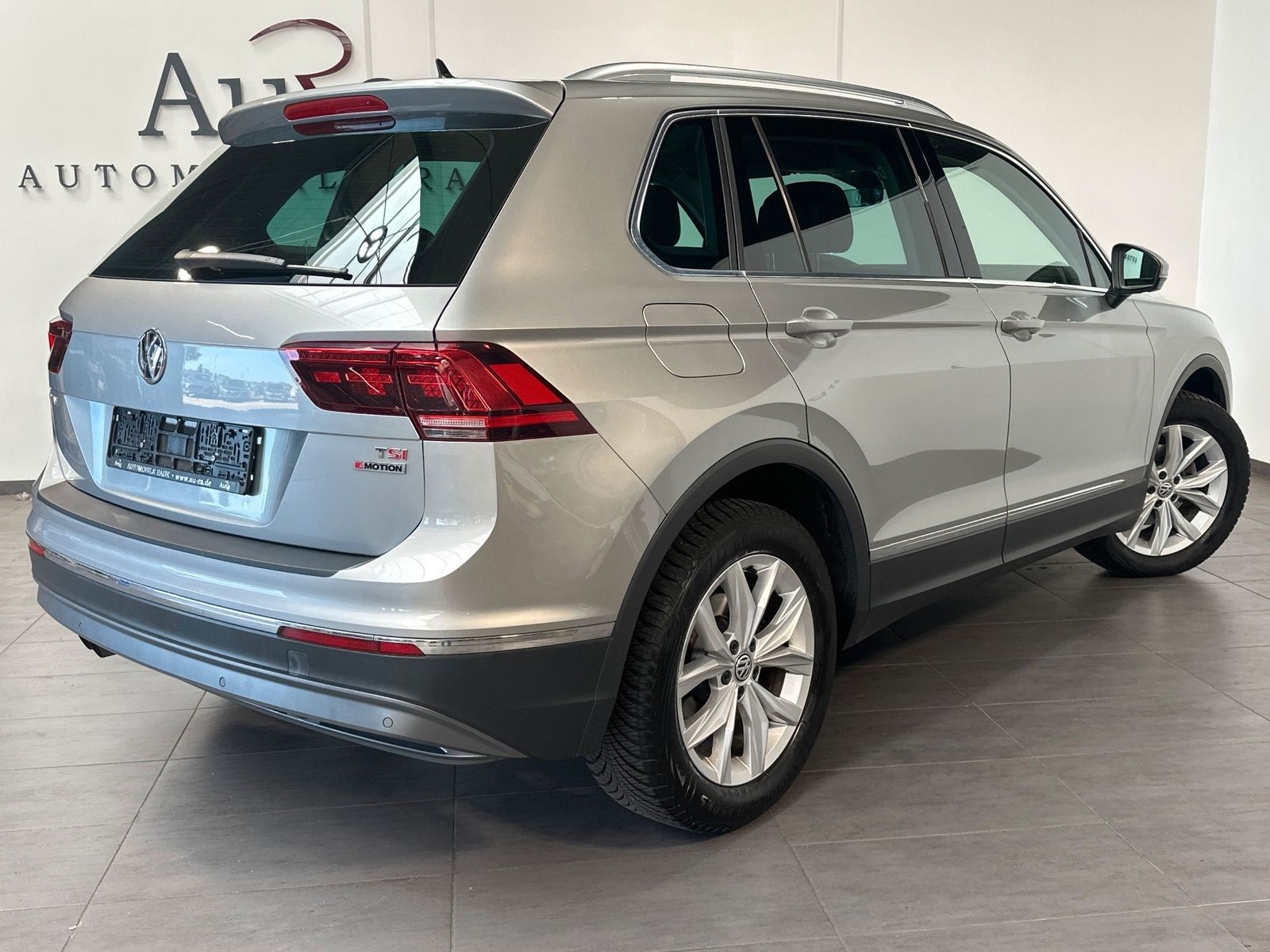 Fahrzeugabbildung Volkswagen Tiguan 1.4 TSI DSG 4M NAV+LED+SHZ+HUD+ACC+AHK