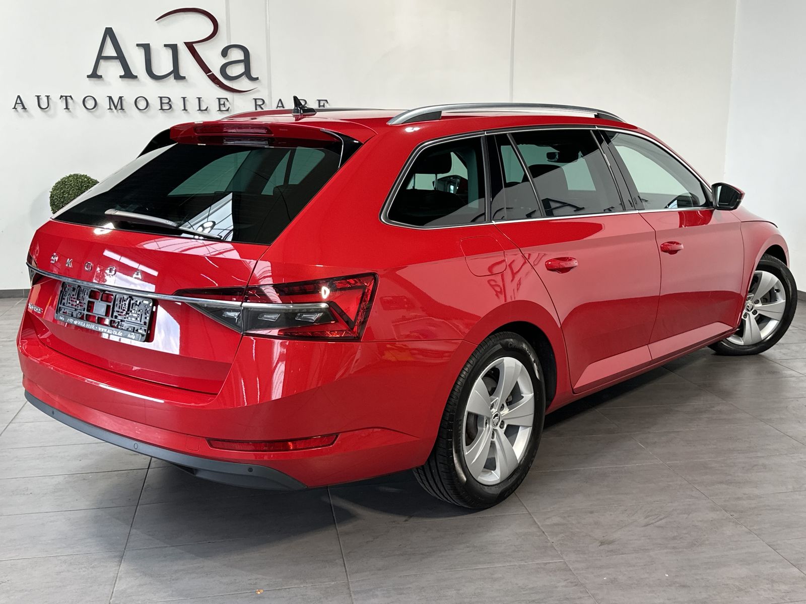 Fahrzeugabbildung SKODA Superb Combi 2.0 TDI DSG Premium Ed NAV+LED+PANO