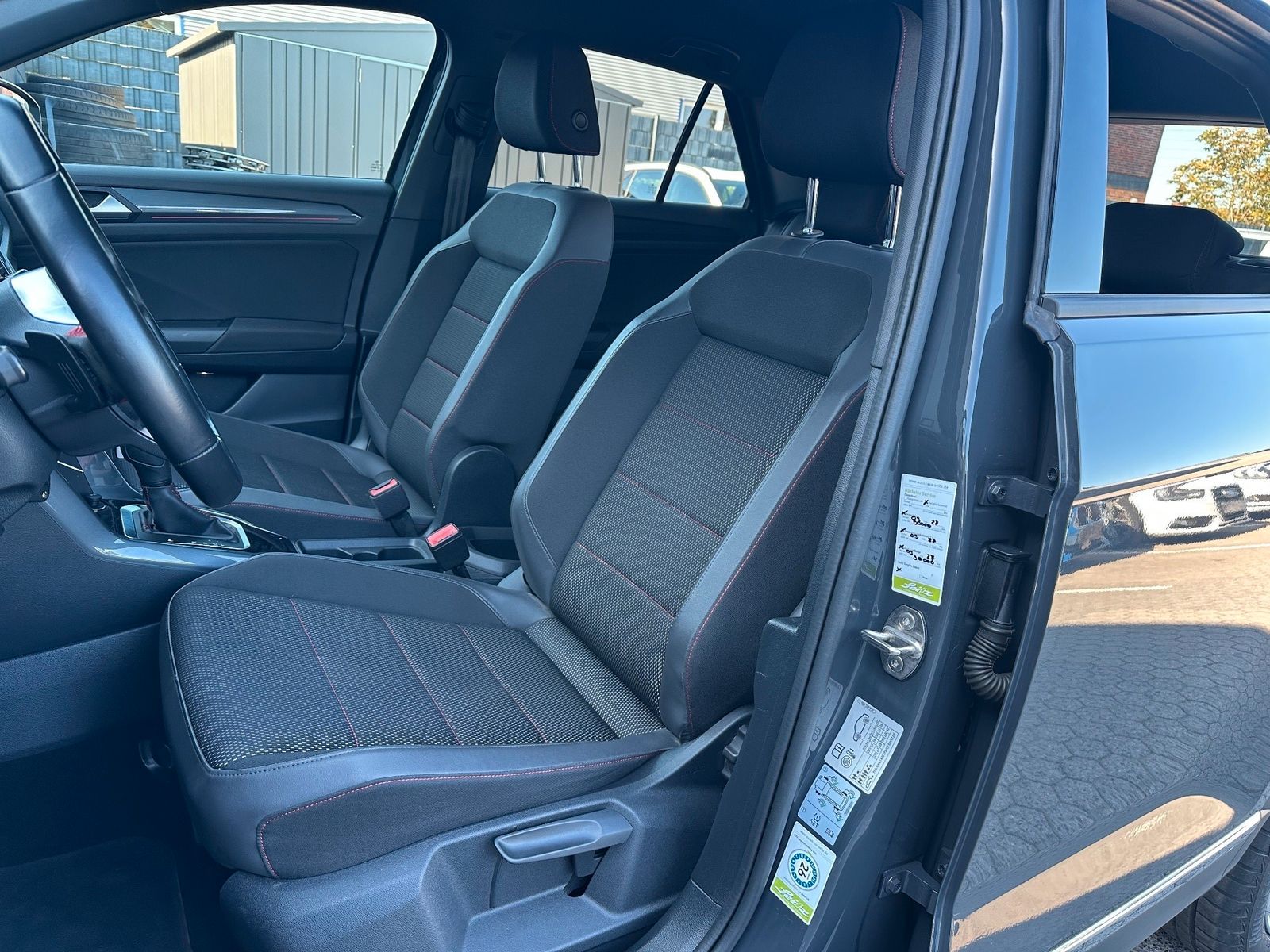 Fahrzeugabbildung Volkswagen T-Roc 2.0 TDI DSG Sport NAV+STHZG+KAM+SHZ+PDC