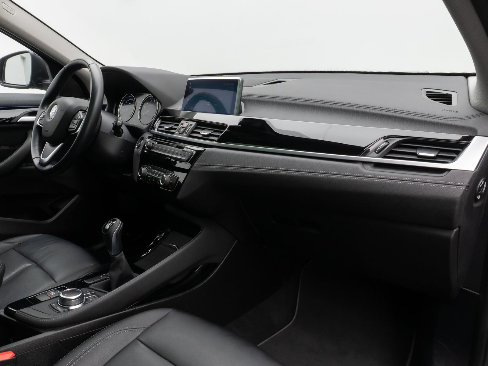 Fahrzeugabbildung BMW X2 sD18i Panorama Parkassist DAB HiFi AHK LED