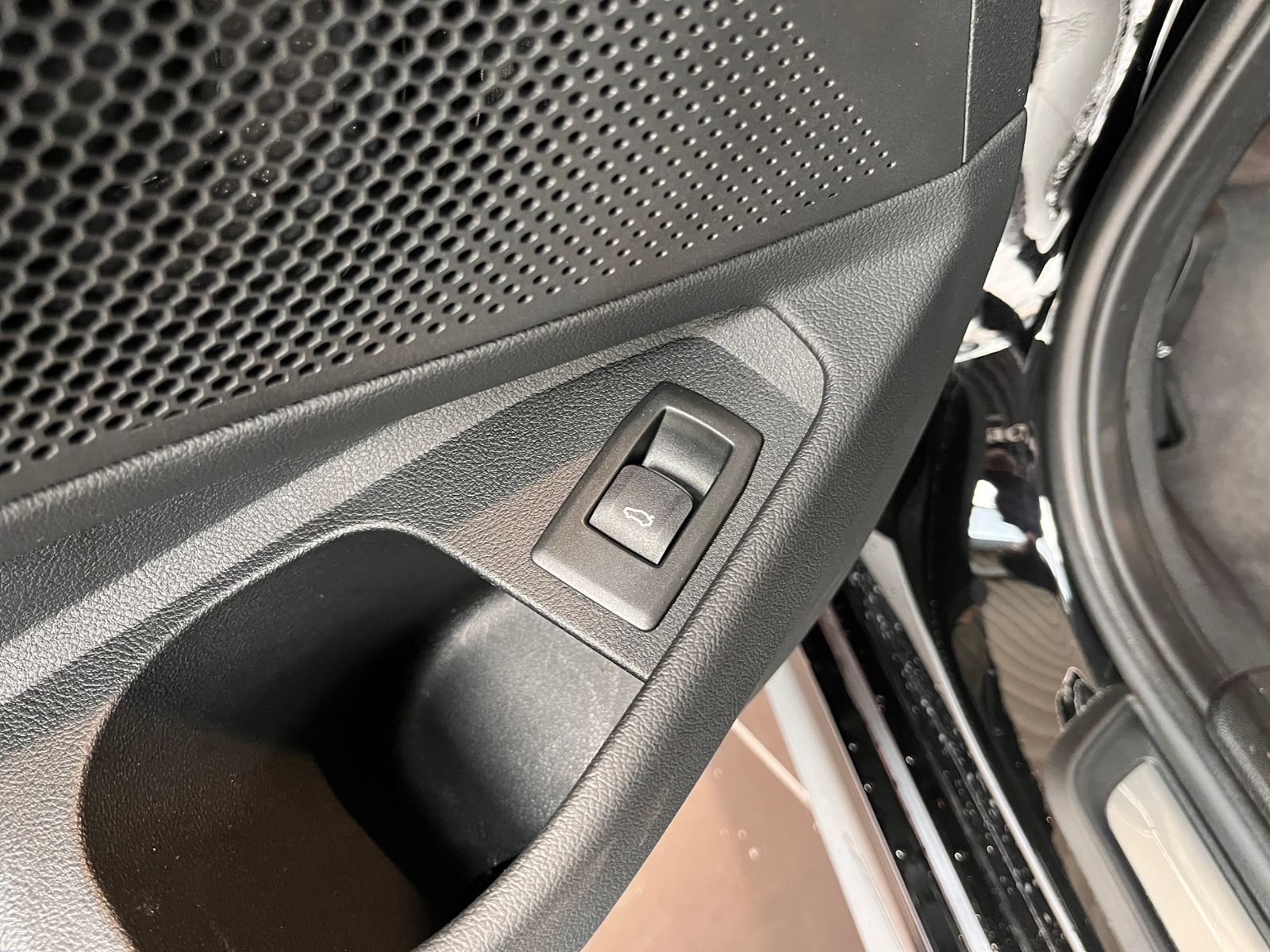 Fahrzeugabbildung BMW 320 i Sport Line Touring ACC LED NAVI ALU