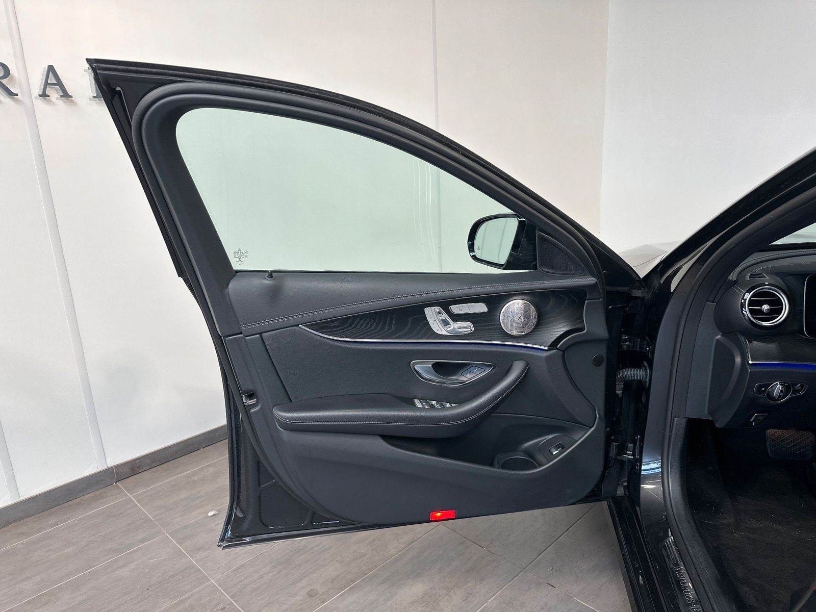 Fahrzeugabbildung Mercedes-Benz E 220 d T Avantgarde NAV+LED+PANORAMA+DISTRONIC