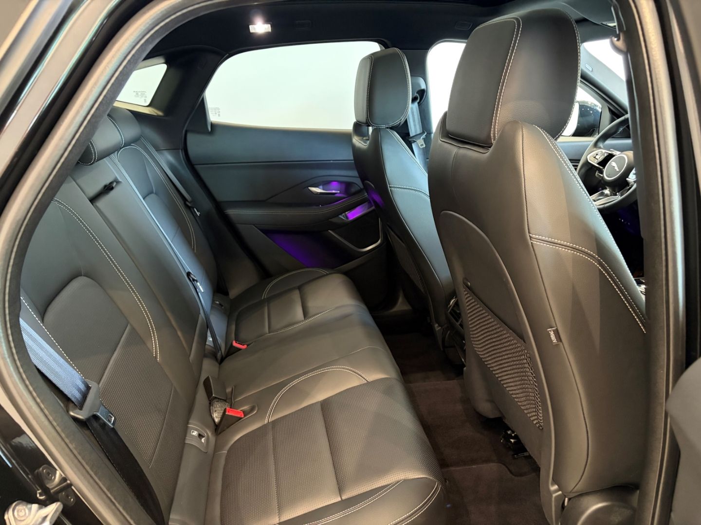 Fahrzeugabbildung Jaguar E-Pace R-Dynamic SE P300ePlug-In Hybrid Panorama