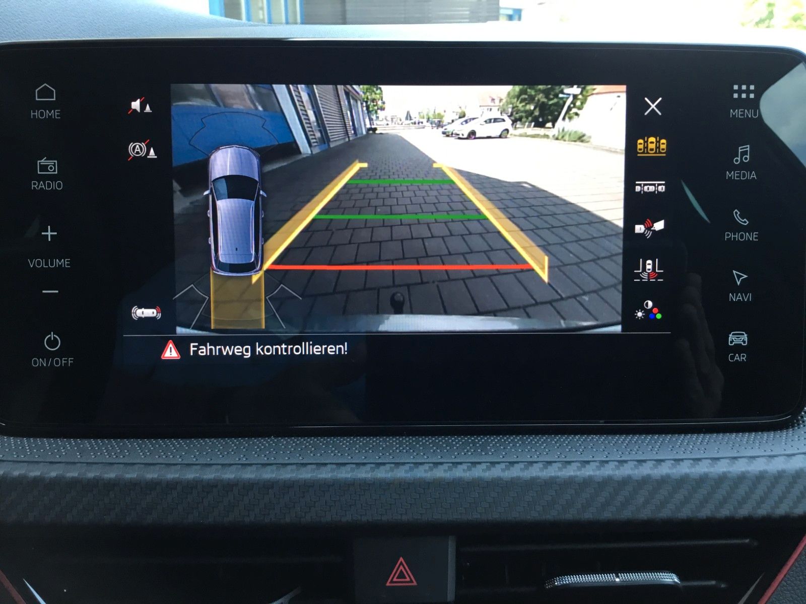 Fahrzeugabbildung SKODA Kamiq 1.5 TSI DSG Monte Carlo+AHK+Navi+Kamera