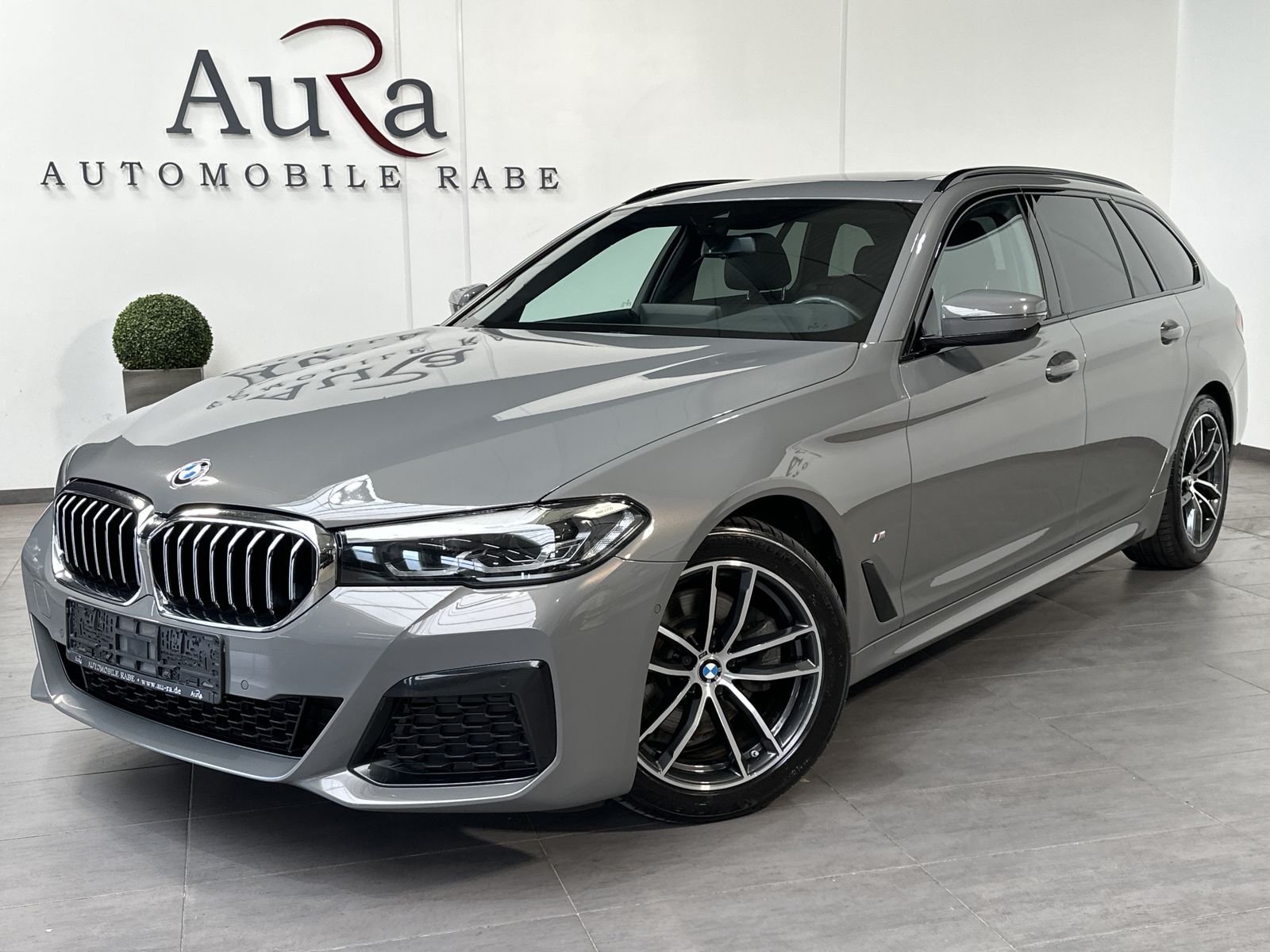 Fahrzeugabbildung BMW 520d Touring xDrive M-Sport NAV+LED+PANO+KAMERA