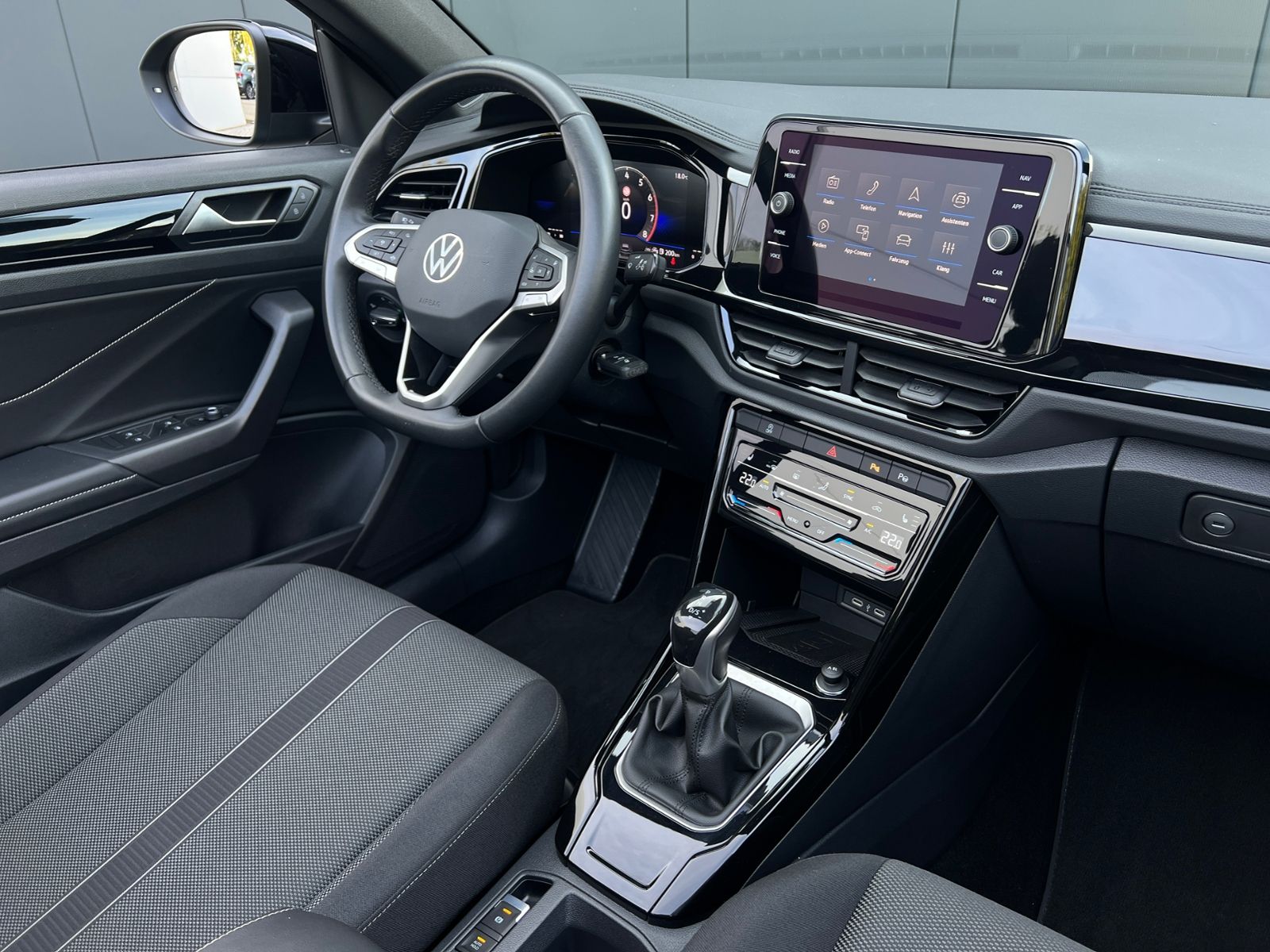 Fahrzeugabbildung Volkswagen T-Roc Cabriolet Style 1.5 TSI DSG *AHK, BlackSty