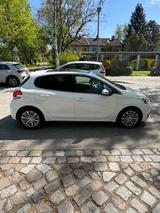 Peugeot 208 PureTech 110 EAT6 Allure Allure - weiße Peugeot 208