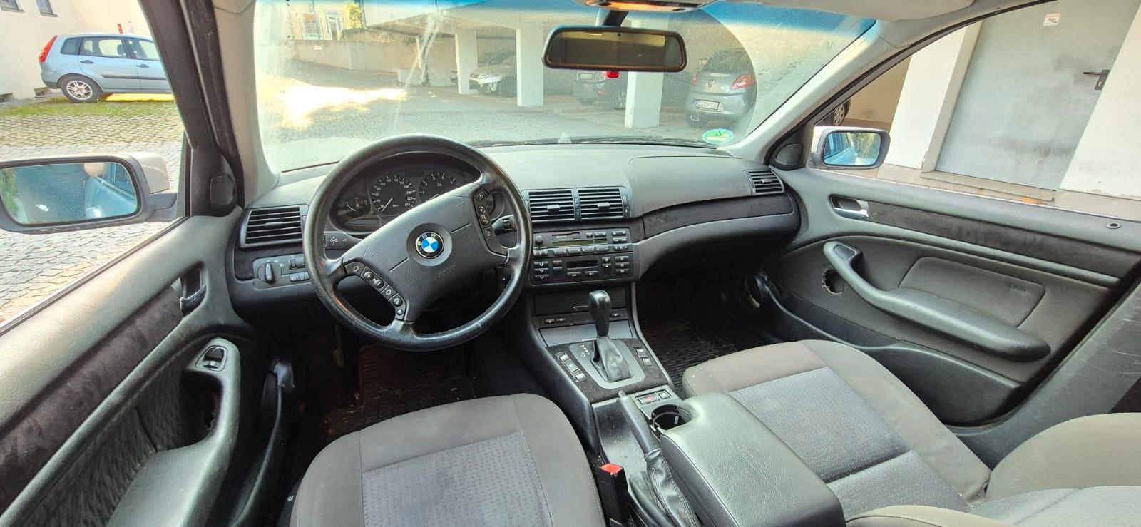 BMW 320 2004 — rear view