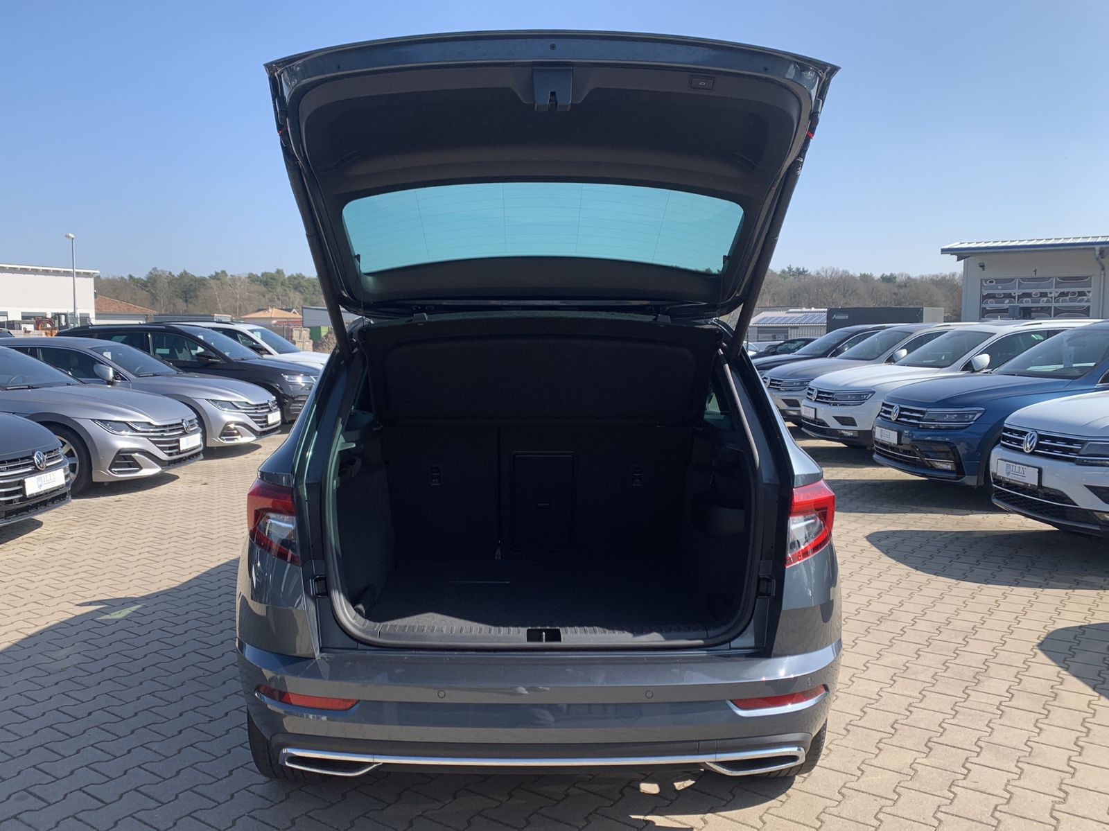 Fahrzeugabbildung SKODA Karoq 2.0 TDI*Sportline*4x4*AHK*LED*CANTON*ACC*
