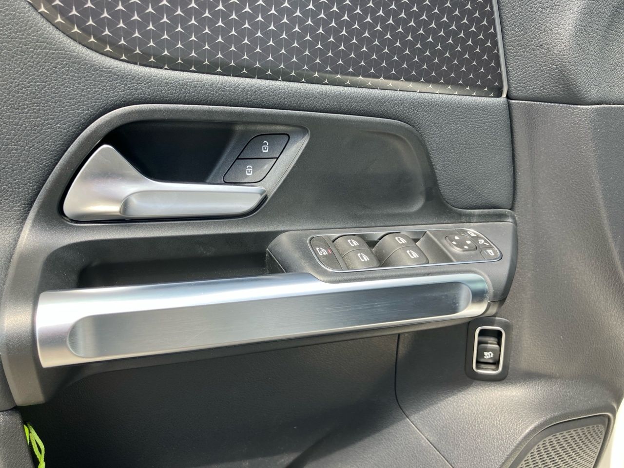 Fahrzeugabbildung Mercedes-Benz EQB 250+ BONUS+VERKEHRSZEICH+LENKRADHEIZ+AMBIENT