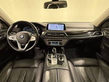 BMW 750 - 11