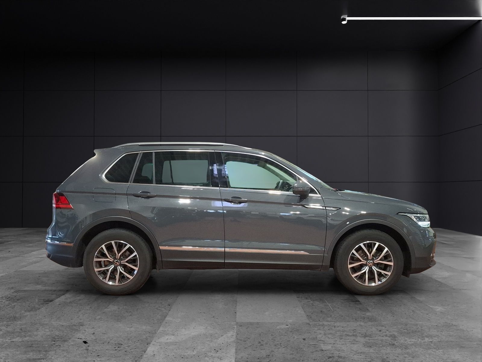 Fahrzeugabbildung Volkswagen Tiguan TSI Life LED Navi AID ACC PDC SHZ