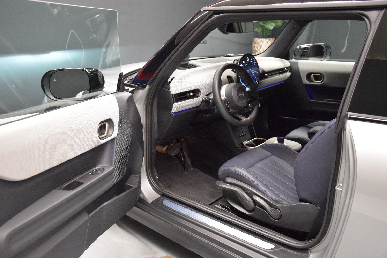 Fahrzeugabbildung MINI COOPER Mini 3-trg. Favoured Trim HeadUp Leder