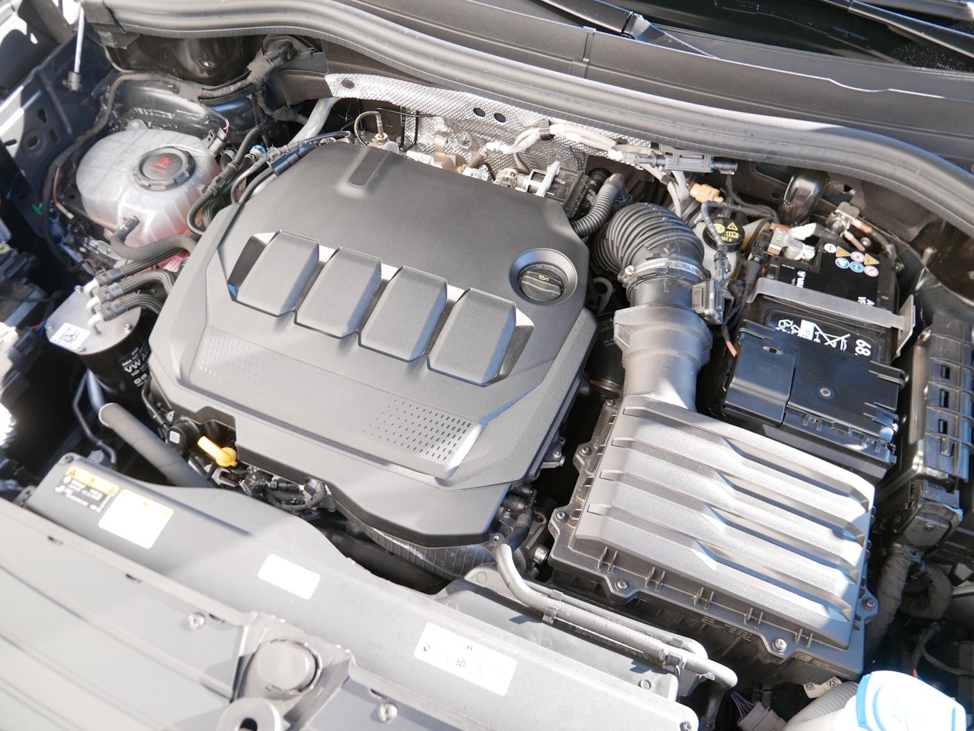 Fahrzeugabbildung Volkswagen Tiguan 2.0 R-Line NEU63T DSG AHK Kamera Matrix