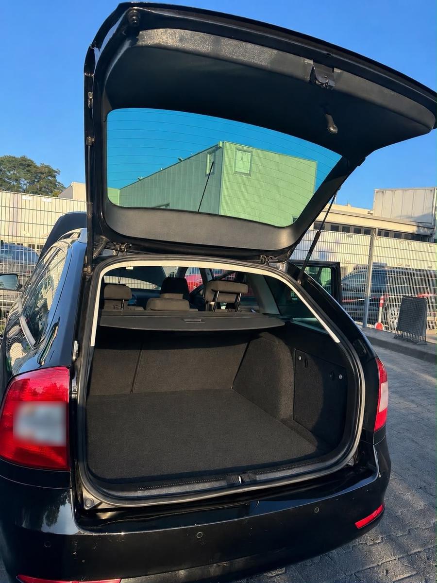 Skoda Octavia 2009 — rear view