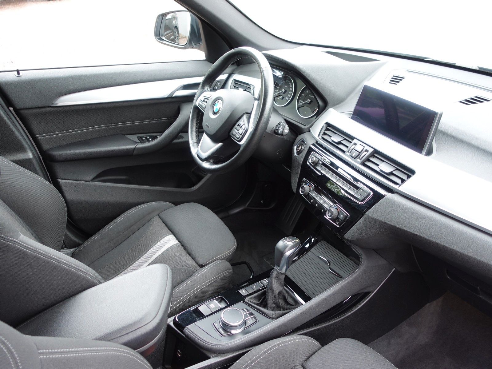 Fahrzeugabbildung BMW X1 xDrive20i A Sport Line