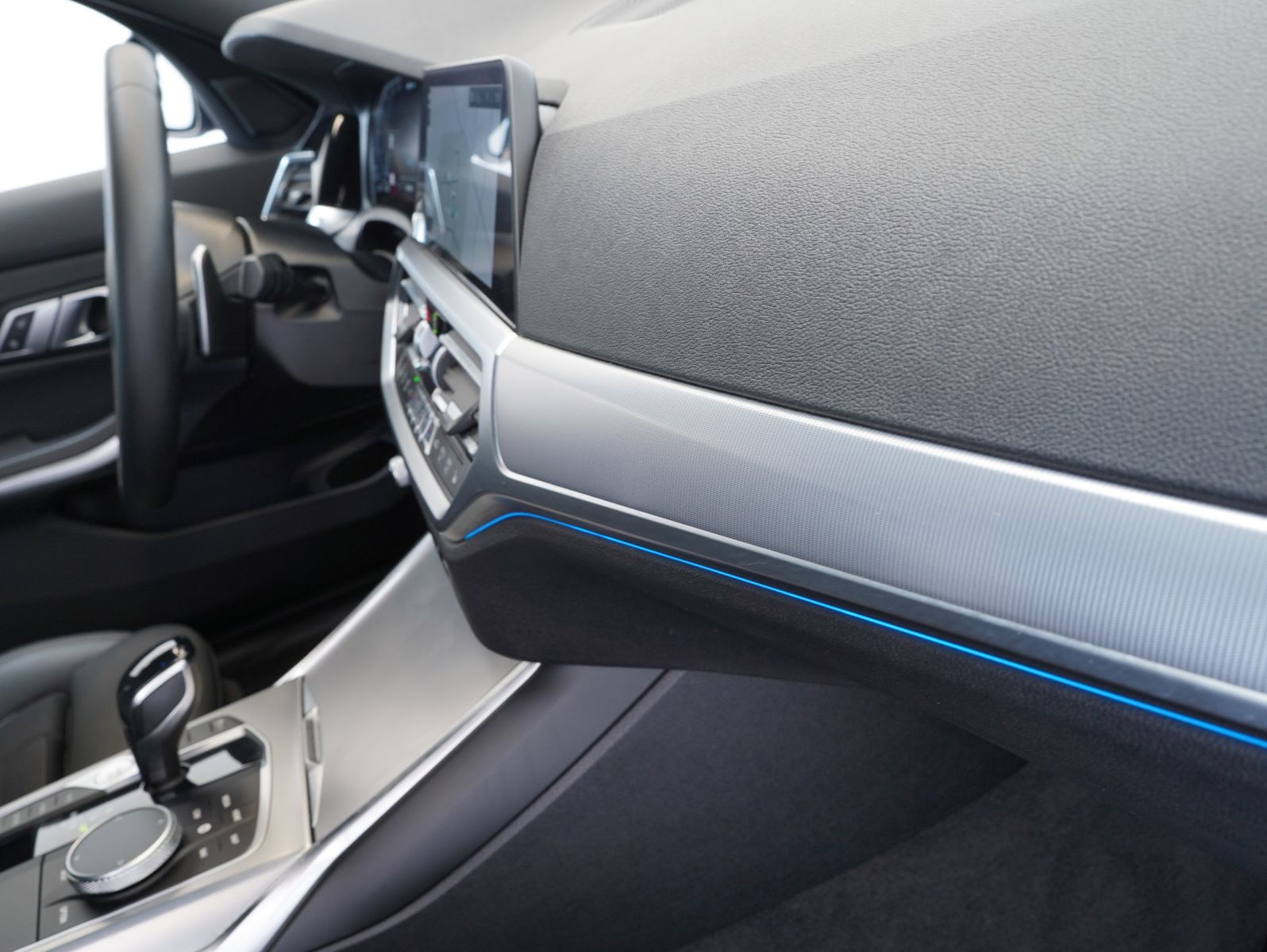 Fahrzeugabbildung BMW 330 e Touring Sport Line INDIVIDUAL/HEADUP/LASER