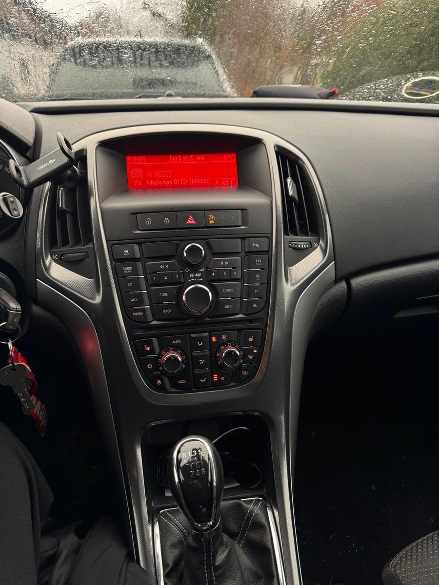 Opel Astra 2011 — engine