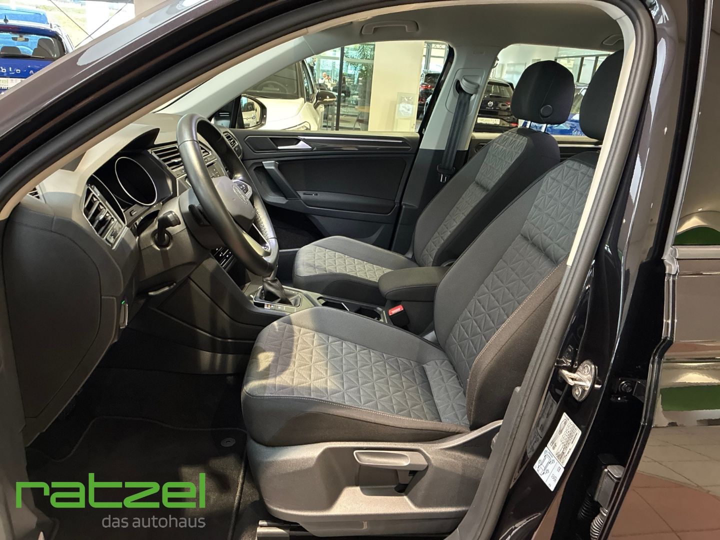 Fahrzeugabbildung Volkswagen Tiguan Life 2.0 TDI DSG AHK-klappbar Navi LED AC