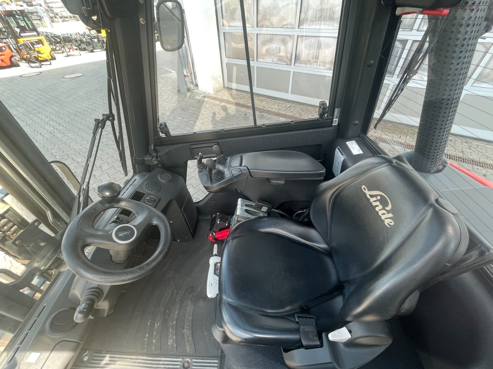 Fahrzeugabbildung Linde H20D-02/600 / Triplex 4,6m / 1.332h / Diesel