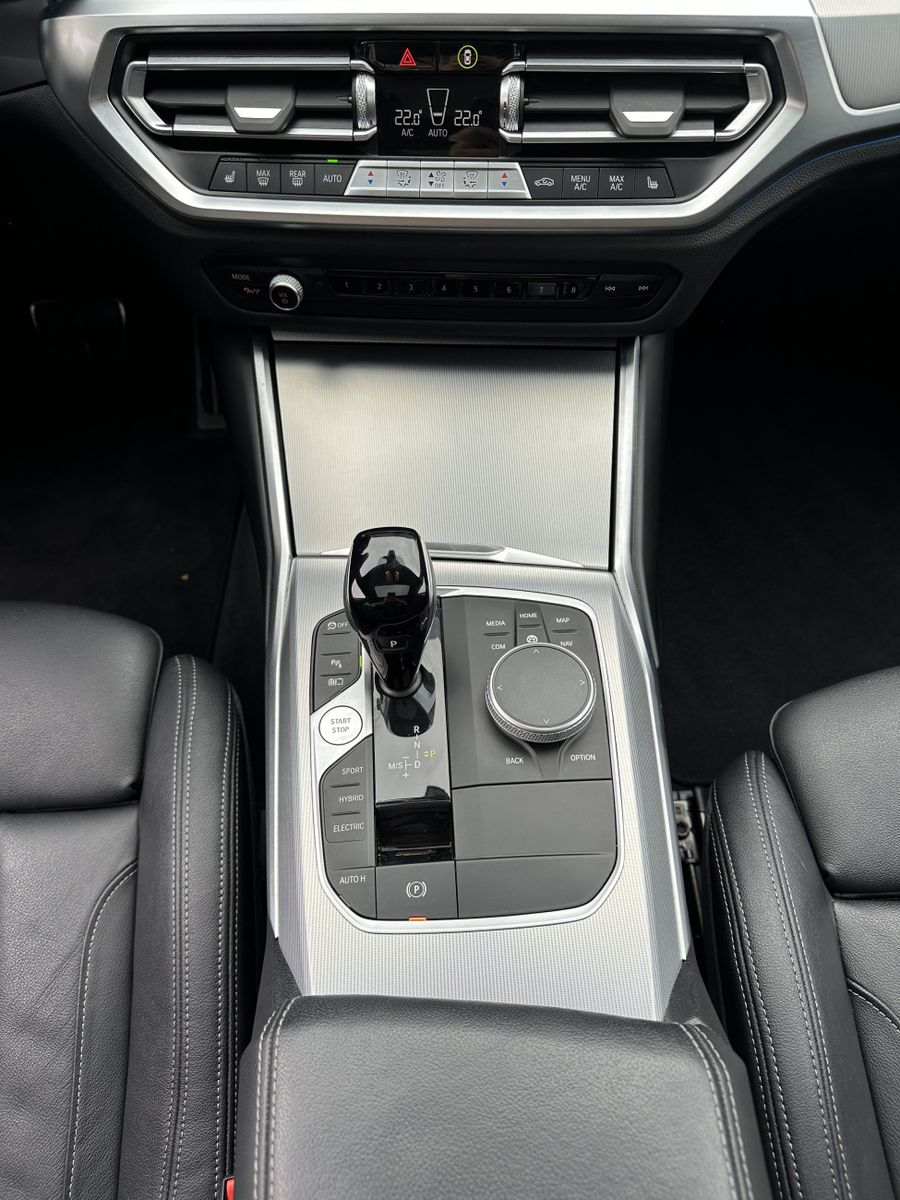 Fahrzeugabbildung BMW 320e Touring xDrive M-Sport NAV+LED+PANO+MEMORY