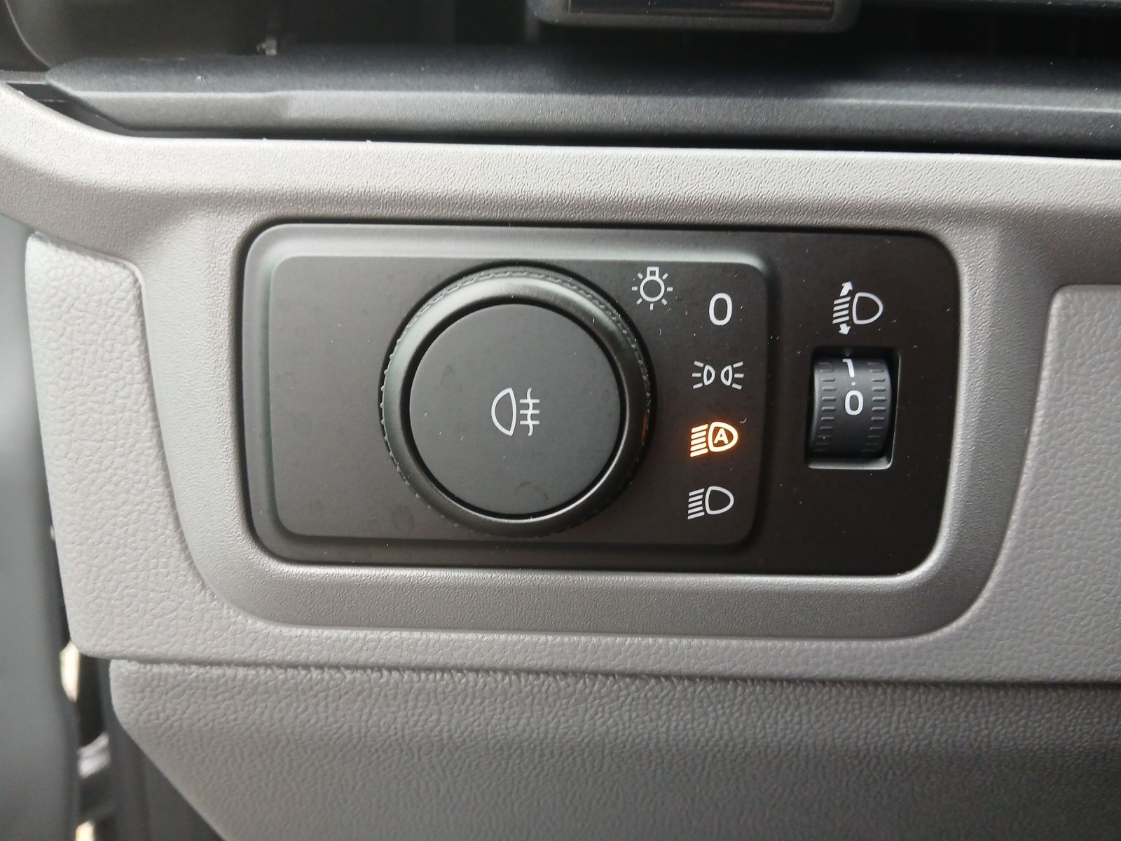 Fahrzeugabbildung Volkswagen T7 Transporter TDI Kasten Plus LR Kabine 5-Si RF