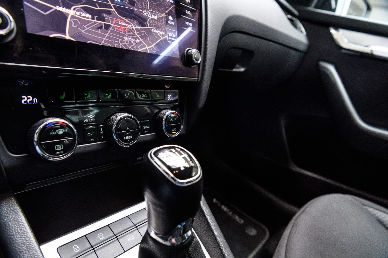 Fahrzeugabbildung SKODA Octavia Combi Tour 1.0 +NAVI+LED+el.Heckkl.+MFL