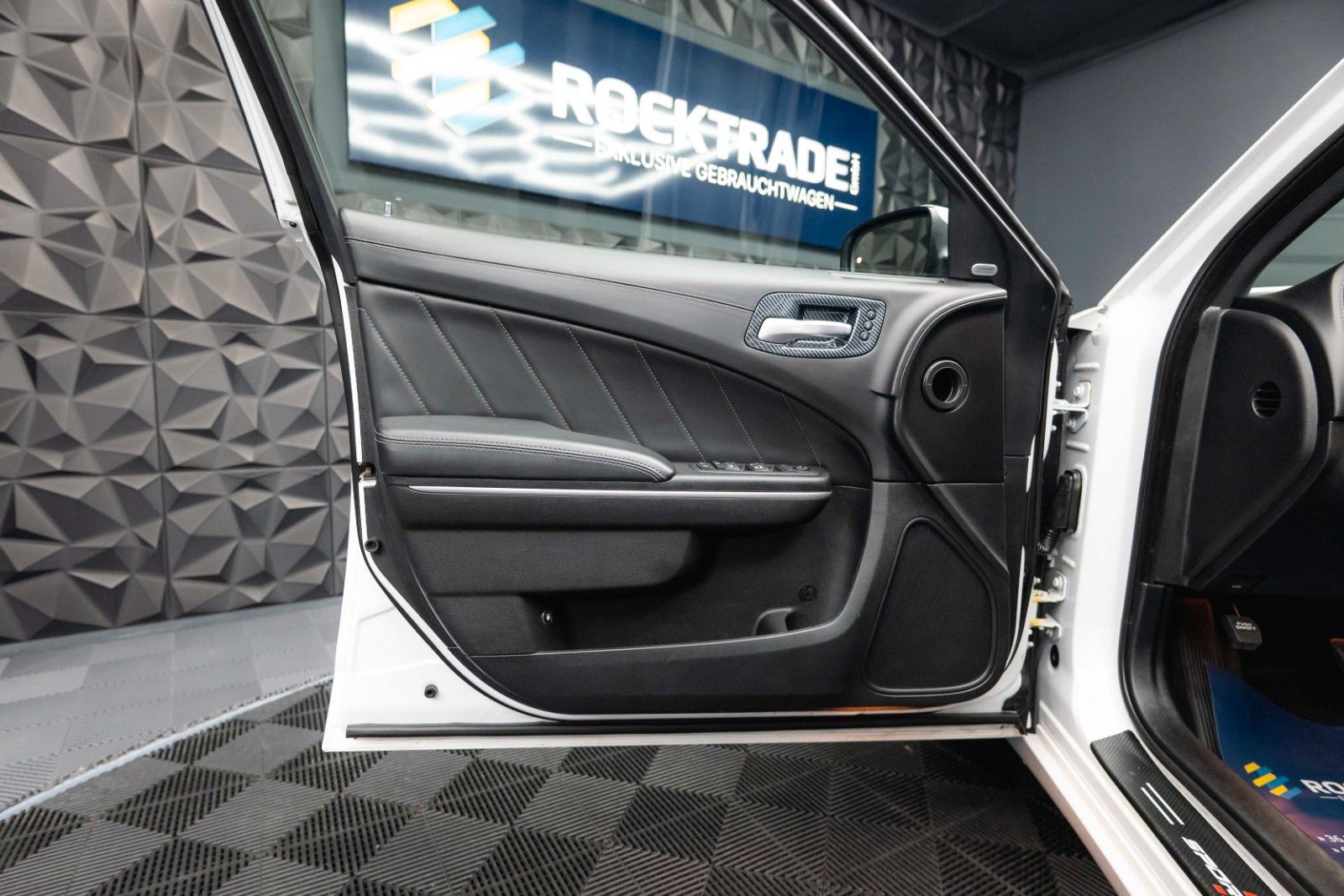 Fahrzeugabbildung Dodge Charger 3.6 Night-Paket | LED | Unfallfrei | 20'