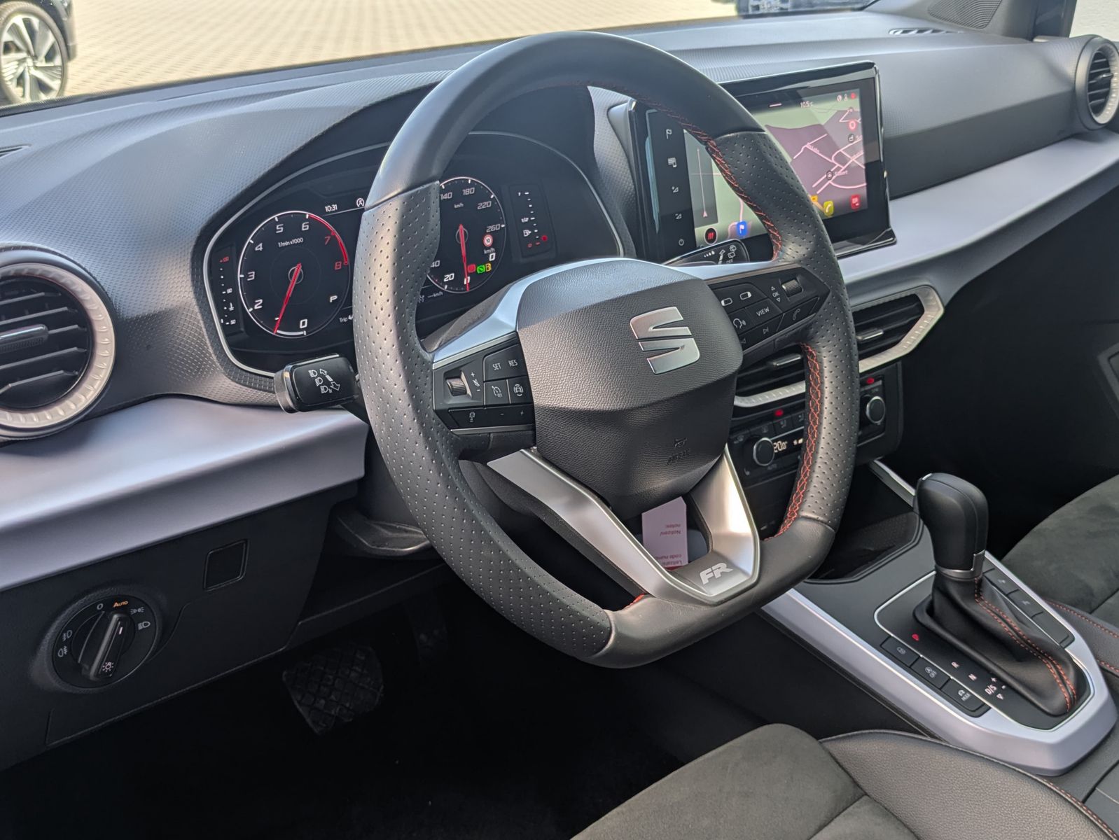 Fahrzeugabbildung SEAT Arona 1.0 TSI FR DSG AHK*ACC*LED*APP*DAB*KAMERA