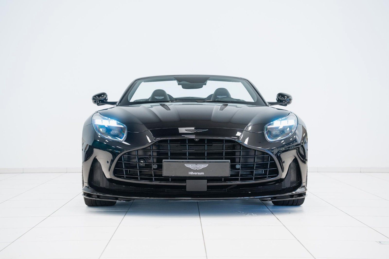 Aston Martin DB12 Volante | Onyx Black | Carbon Interior | imagem 2