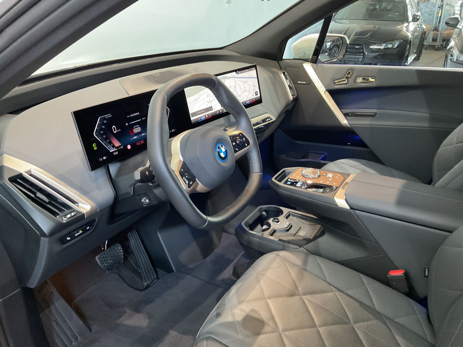Fahrzeugabbildung BMW iX xDrive50 Sportpaket HK HiFi Pano.Dach AHK